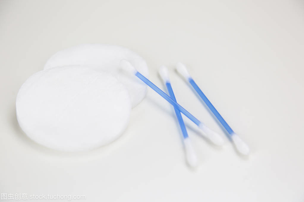 白色耳塞与清洁棉垫 守护个人卫生的双重屏障